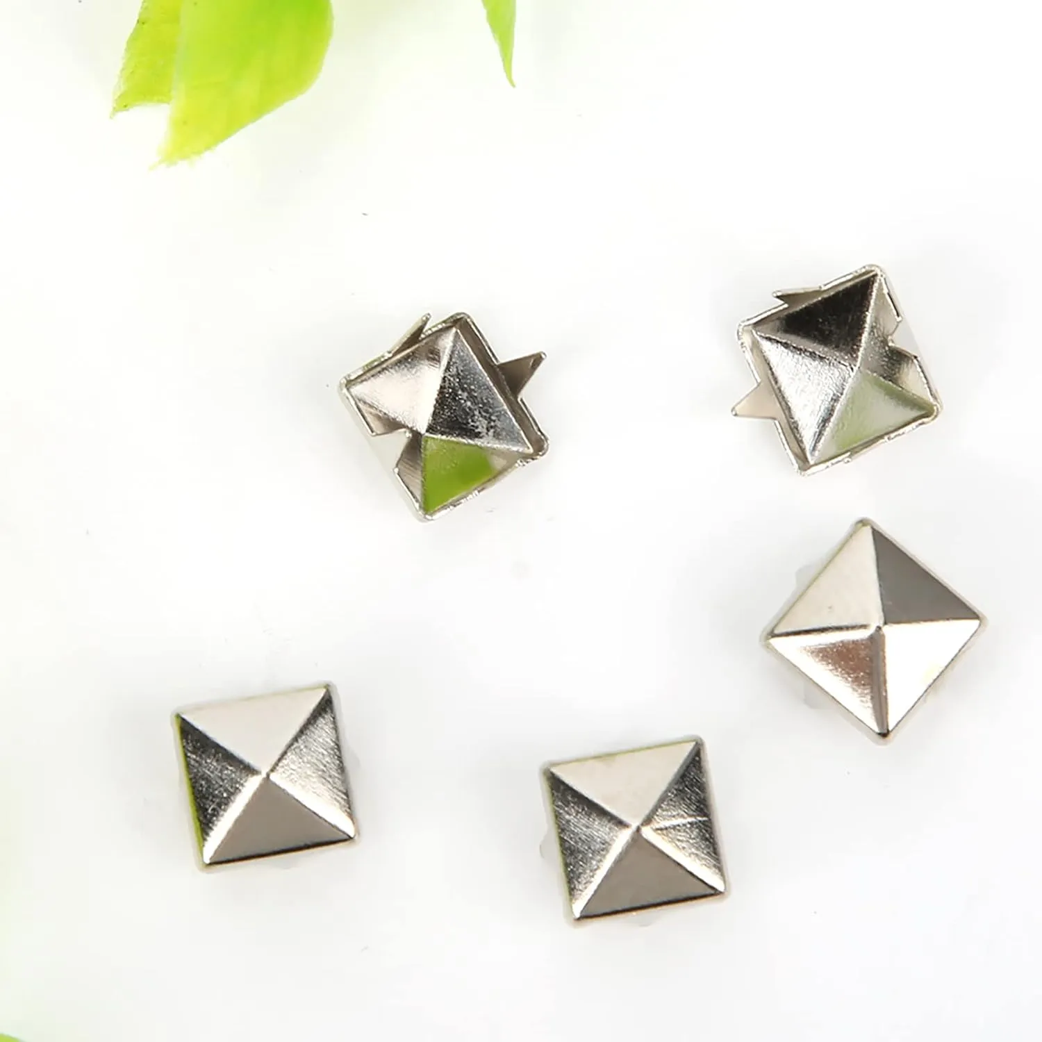 400Pcs Square Rivet, 4mm/5mm/6mm/7mm 4 Prongs Brass Nailhead Spikes Punk Rivets for DIY Leathercraft Clothes Belt Bag Shoes Jewelry(6mm-Silver)